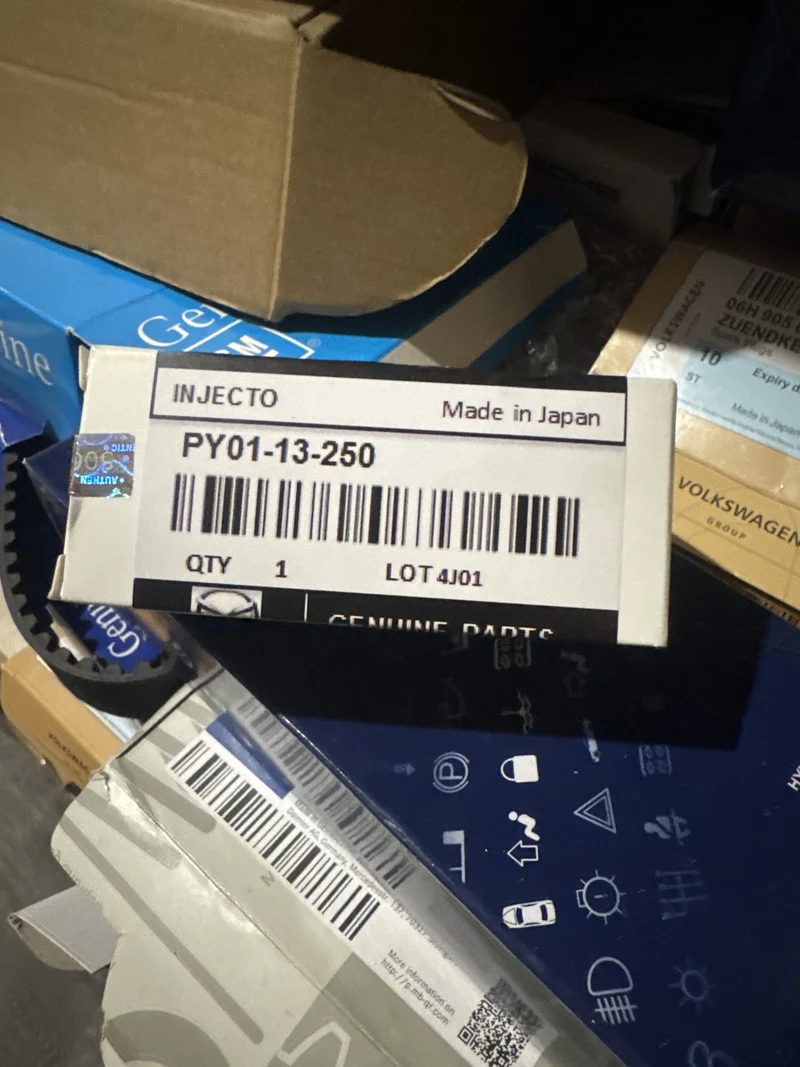 Форсунка впрыска топлива оригинал P501-13-250 Mazda PY0113250