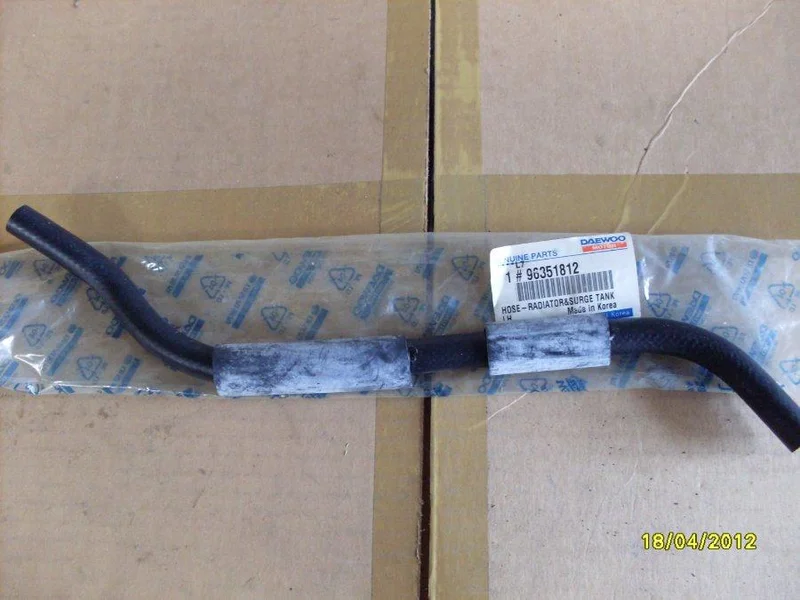 Патрубок радиатора бачка расширительного 96351812 Chevrolet 96351812