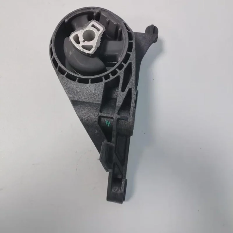 Кронштейн двигуна GM новий 13228270 Chevrolet 13228270