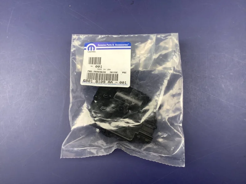 Моторчик привода заслонок отопителя 68018109aa Chrysler 68018109aa