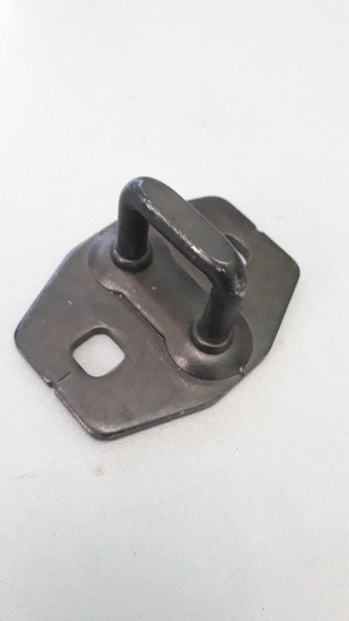Фиксатор замка задней двери 96238274 Chevrolet 96238274