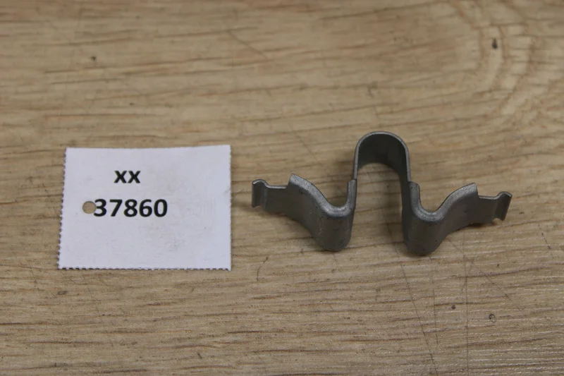Скоба кріплення радіатора охолодження Opel 1310641 Opel 1310641