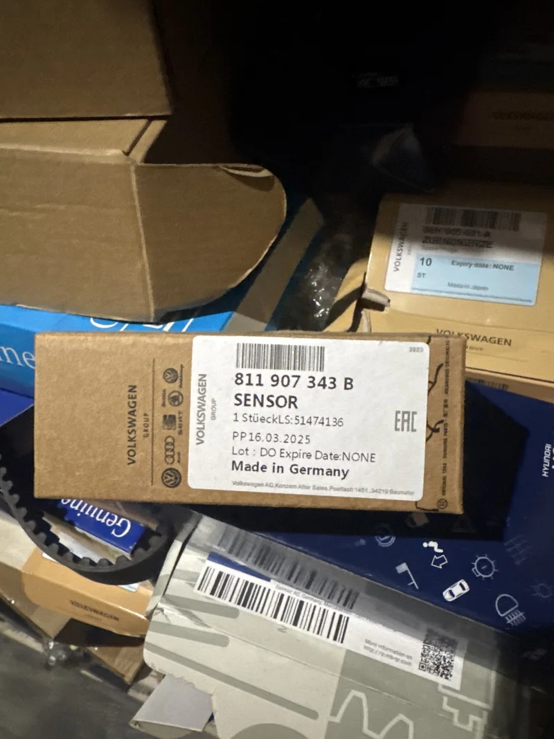 Новый оригинал Датчик включения сцепления 811907343b Volkswagen 811907343b