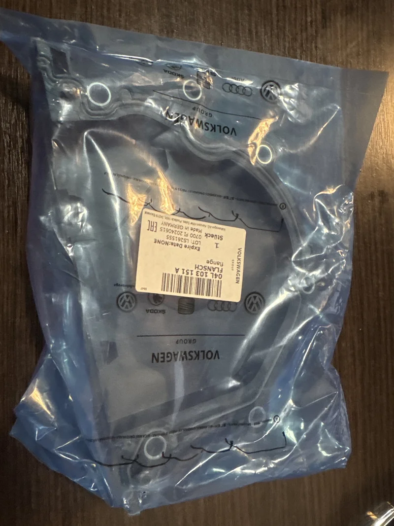 ОРИГІНАЛ Кришка мотора передня 04L103151 Audi 04L103151