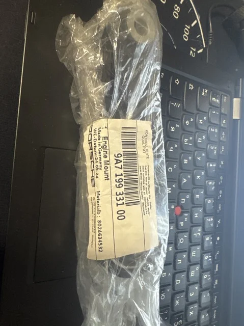 Подушка (опора) двигуна права верхня 9A719933100 Porsche 9a719933100